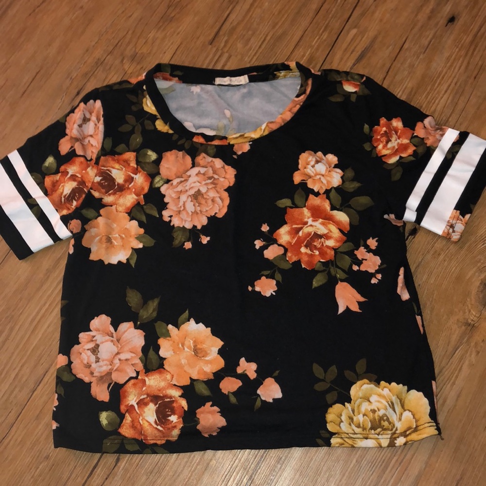 Cropped flowery shirt